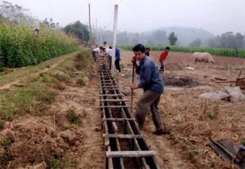 Người dân các thôn vùng sâu ở xã Cảm Nhân huyện Yên Bình kiên cố hóa kênh mương nội đồng. (Ảnh: Vương Trọng Phục)