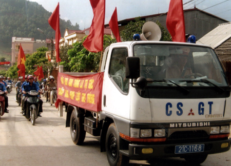 Đoàn viên thanh niên huyện Trạm Tấu tích cực tham  gia tuyên truyền luật an toàn giao thông.