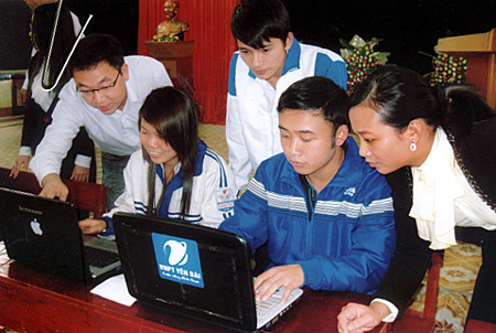 Học sinh, sinh viên các trường tham gia bầu chọn cho Vịnh Hạ Long.