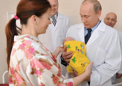 Thủ tướng Putin bế 