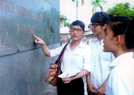 Học sử qua di tích lịch sử.
(Ảnh: Phạm Minh)