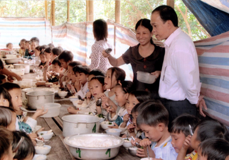 Các thầy cô giáo đóng vai trò quan trọng chăm lo, dạy dỗ các học sinh con em đồng bào vùng cao.
Ảnh: Bữa ăn trưa của học sinh Trường tiểu học và THCS xã Trạm Tấu.