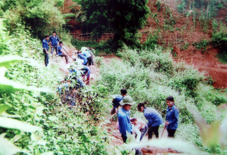 Đoàn viên thanh niên Trường Cao đẳng Văn hoá Nghệ thuật và Du lịch tham gia làm đường tại bản Noong Khoang xã Nghĩa Sơn huyện Văn Chấn.
