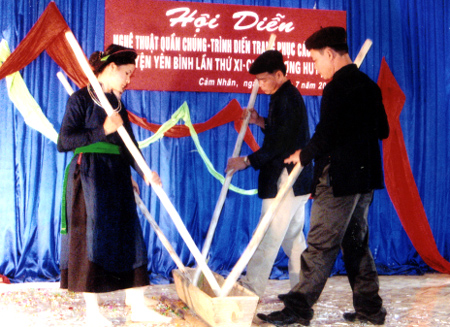 Tái diễn Lễ hội giã cốm của người Tày Xuân Lai.
