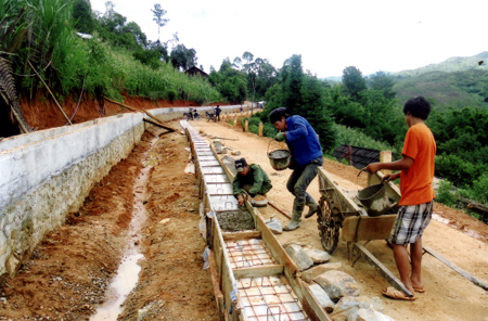 Bê tông hoá kênh mương đảm bảo nước tưới tiêu trên vùng cao Nậm Khắt, huyện Mù Cang Chải (Ảnh: A Mua)