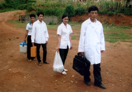Cán bộ y tế xã Tà Xi Láng (Trạm Tấu) đi phòng chống dịch bệnh ở cơ sở. (Ảnh: Sùng A Hồng)