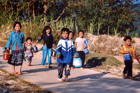 Nhiều trẻ em Mông không còn mặc trang phục truyền thống.