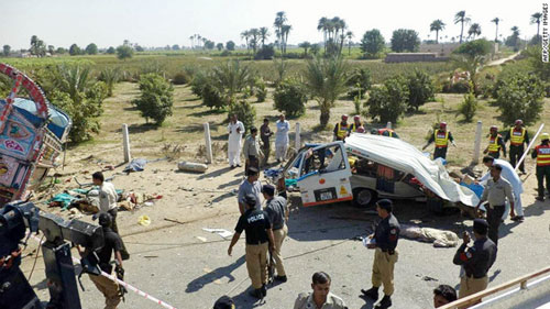 Hiện trường vụ tai nạn giao thông tại Pakistan.