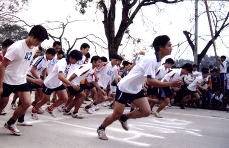 Các vận động viên tham gia Giải Việt dã truyền thống Báo Yên Bái.