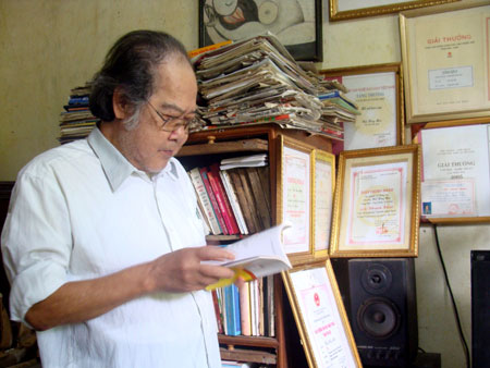 Ông Bùi Huy Mai tra cứu tài liệu để viết bài.
