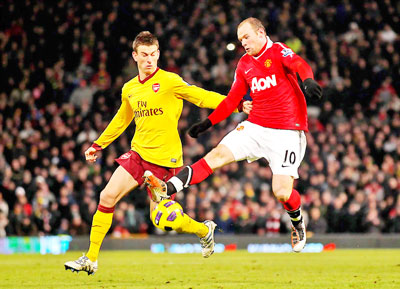 Laurent Kolscieny không thể ngăn cản Wayne Rooney, tác giả cú hattrick, trận đấu mùa trước.