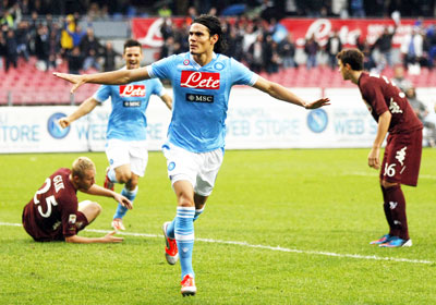 Cavani (Napoli) mừng bàn thắng.