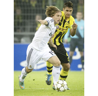 Luka Modric (Real Madrid trái) tranh bóng với Sebastian Kehl (Dortmund) trận lượt đi.