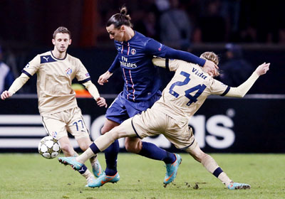 Tiền đạo Zlatan Ibrahimovic (giữa) tranh bóng với Marcelo Brozovic và Domagoj Vida của Dinamo Zagreb.