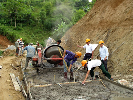 Công ty TNHH Nghĩa Văn tập trung triển khai các công trình xây dựng giao thông nông thôn.