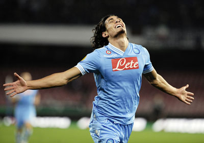 Edinson Cavani (Napoli) ăn mừng bàn thắng.
