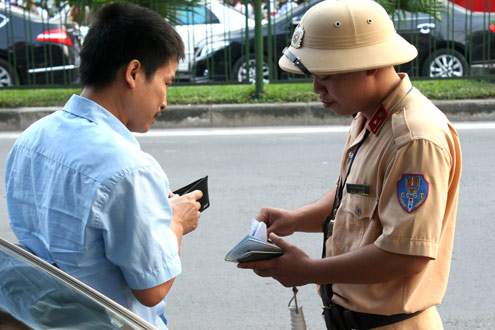 Lực lượng CSGT sẽ kiểm tra và phạt nặng đối với các phương tiện không làm thủ tục sang tên, đổi chủ.