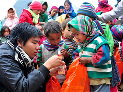 Khách đi tour du lịch kết hợp từ thiện tặng chăn và quần áo ấm cho trẻ em vùng cao.