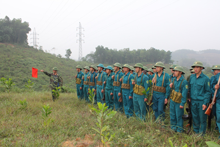 Học viên lớp đào tạo trung cấp chuyên nghiệp quân sự khóa 5 thực hành huấn luyện đội hình chiến thuật và huấn luyện kỹ thuật bắn súng.