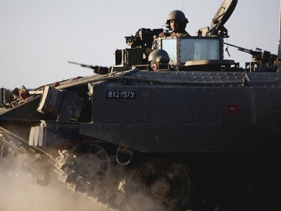 Binh sĩ Israel trên xe thiết giáp gần biên giới Israel-Gaza hôm 16-11.