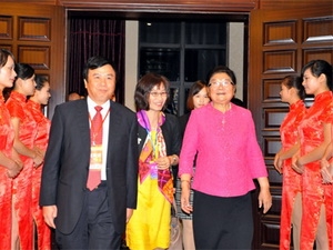 Ông Nguyễn Xuân Thắng và bà Cố Tú Liên (thứ ba, bên phải) - Hội trưởng Hội Trung Quốc-ASEAN dự lễ khai mạc.