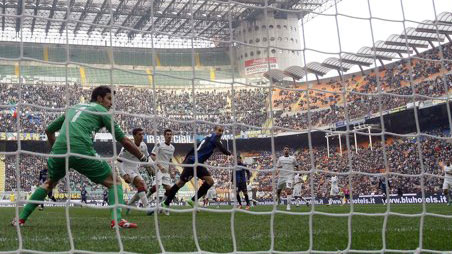 Milito ghi bàn trong trận hòa nhọc nhằn của Inter trước Cagliari.