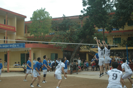 Trận thi đấu giữa đội Trường THPT Chu Văn An và đội các Trường THPT TP Yên Bái.