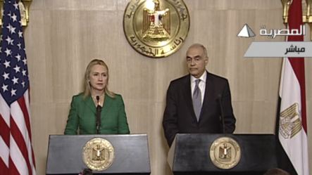 Bộ trưởng Ngoại giao Ai Cập Mohammed Kamel Amr (phải) và người đồng cấp Mỹ Hillary Clinton toan báo ngừng bắn trên truyền hình quốc gia Ai Cập.