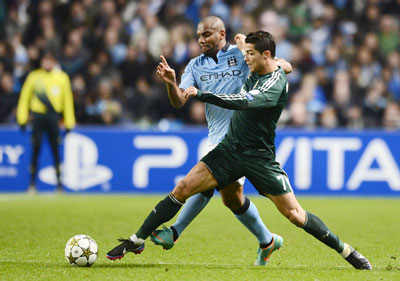Maicon (trái, Man.City) cố gắng truy cản pha đi bóng của Ronaldo.