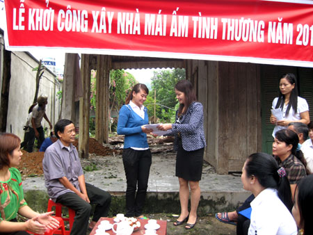 Đồng chí Nguyễn Thu Hà (bên phải) - Chủ tịch LĐLĐ thành phố trao số tiền hỗ trợ cho gia đình đoàn viên khó khăn Nguyễn Thị Mai Lan - Công đoàn cơ sở Công ty TNHH Hòa Bình.
(Ảnh: Bích Liên)