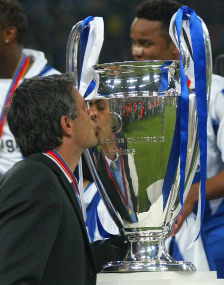 Nụ hôn ngọt ngào của Jose Mourinho lên chiếc cúp vô địch Champions League đầu tiên trong sự nghiệp của ông vào năm 2004.