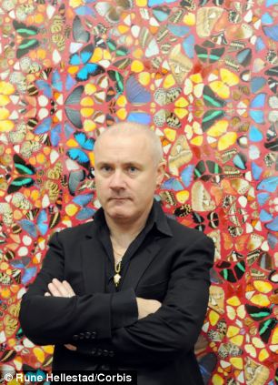 Nghệ sĩ Damien Hirst bên một tác phẩm được tạo nên từ những cánh bướm.