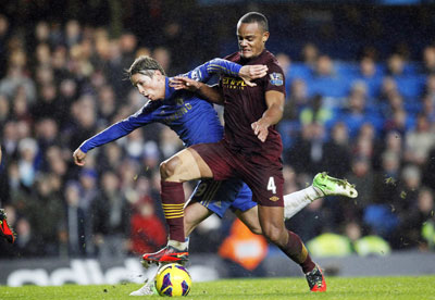 Fernando Torres (trái, Chelsea) cố gắng vượt qua trung vệ Vincent Kompany của Man.City.
