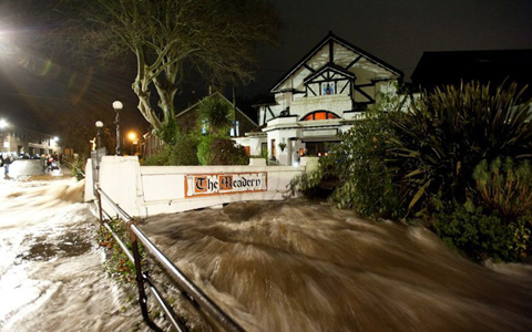 Nước lũ tràn vào các ngôi nhà ở Newlyn, Cornwall tối 24/11.