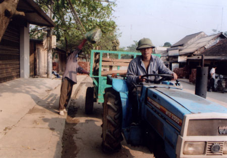 Hoạt động của tổ thu gom rác Trái Hút giúp đường thôn, ngõ xóm trở nên sạch sẽ, phong quang.