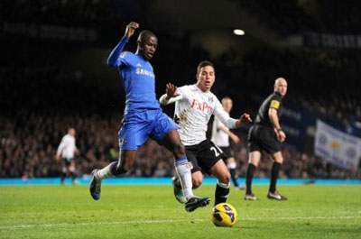 Tiền vệ Ramires (trái, Chelsea) nỗ lực đi bóng trước Kerim Frei của Fulham.