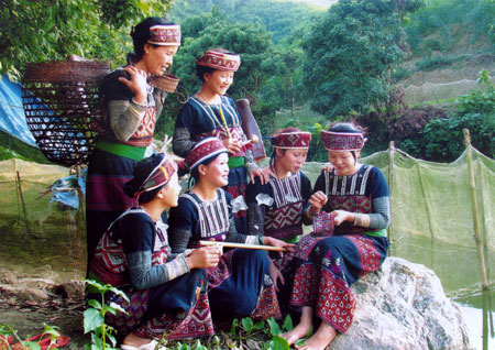 Phụ nữ Xa Phó trong trang phục truyền thống và những nhạc cụ truyền thống như kèn Ma Nhí, sáo mũi. (Ảnh: Hồng Vân)