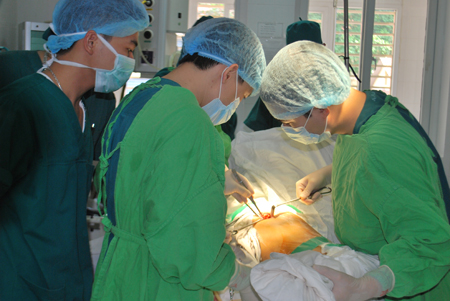 Bệnh viện Việt - Đức chuyển giao kỹ thuật thay khớp háng toàn phần cho bác sĩ Bệnh viện Đa khoa tỉnh.
