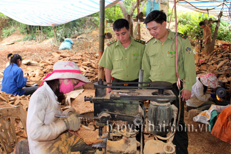 Cán bộ Chi cục Kiểm lâm Trạm Tấu kiểm tra cơ sở sản xuất đồ gỗ tận thu trên địa bàn huyện.