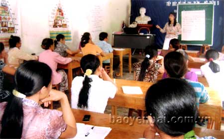 Cán bộ Trạm Khuyến nông huyện Văn Yên hướng dẫn chuyển giao khoa học kỹ thuật cho  đồng bào công giáo.
