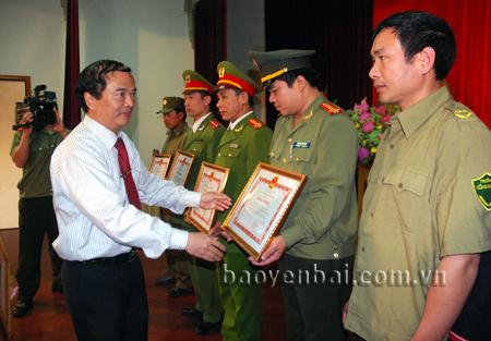 Đồng chí Hoàng Xuân Nguyên - Phó chủ tịch UBND tỉnh tặng bằng khen của UBND tỉnh cho các tập thể và cá nhân có thành tích xuất sắc trong thực hiện Pháp lệnh.