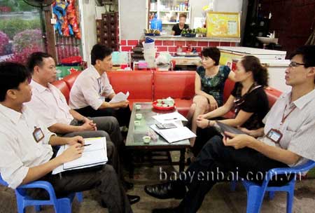 Cán bộ Chi cục Thuế thành phố Yên Bái và đại diện UBND phường Đồng Tâm điều tra doanh số của hộ kinh doanh nhằm điều chỉnh mức thuế khoán phù hợp thực tế.