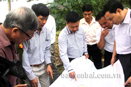 Lãnh đạo huyện Yên Bình kiểm tra bản đồ quy hoạch điểm dân cư và phân vùng sản xuất của xã Xuân Lai.