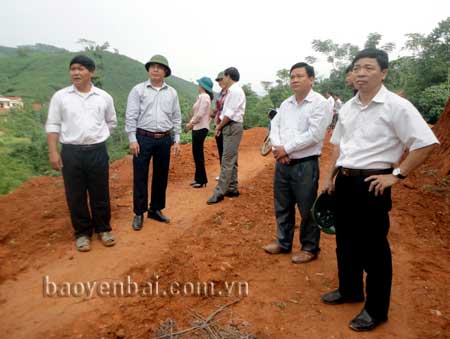 Đồng chí Trần Thế Hùng - Bí thư Huyện ủy, Chủ tịch HĐND huyện Văn Yên (thứ 2 từ trái sang), giám sát tại công trình làm đường giao thông vốn Chương trình 30B của Chính phủ.