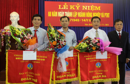 Lãnh đạo Sở NN & PTNT tỉnh tặng cờ và phần thưởng cho các tập thể đạt thành tích cao trong Đại hội TDTT của ngành lần V- năm 2013

