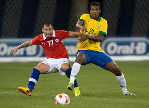 Jo (phải) của Brazil trong pha tranh bóng