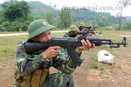 Chiến sỹ tạo nguồn huấn luyện kỹ thuật chiến đấu bộ binh. 
