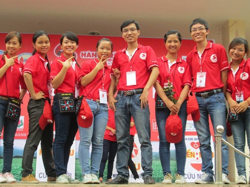 Vũ Ngọc Trường (thứ 5 từ trái sang phải ảnh) gắn với nhiều hoạt động hiến máu tình nguyện. Là thủ lĩnh của đoàn Hành trình đỏ Tây Bắc 2013.