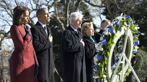 Ông Obama và phu nhân cùng vợ chồng cựu tổng thống Bill Clinton đặt vòng hoa tưởng niệm cố Tổng thống Kennedy ở nghĩa trang quốc gia Arlington ngày 20/11 (Ảnh: Reuters)
