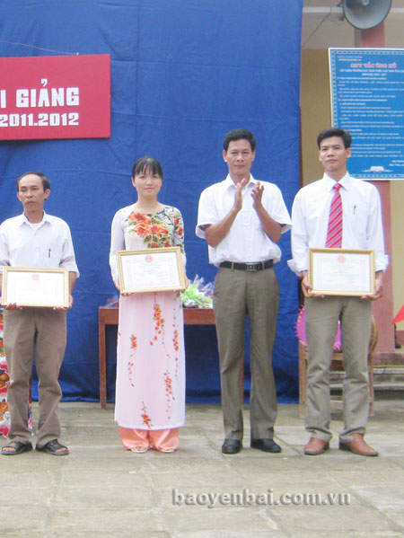 Lãnh đạo huyện Yên Bình trao thưởng cho các tập thể và cá nhân của nhà trường vì đã có thành tích xuất sắc trong năm học 2011 - 2012.